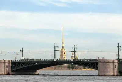 С Адмиралтейской набережной открывается один из самых известных видов Петербурга