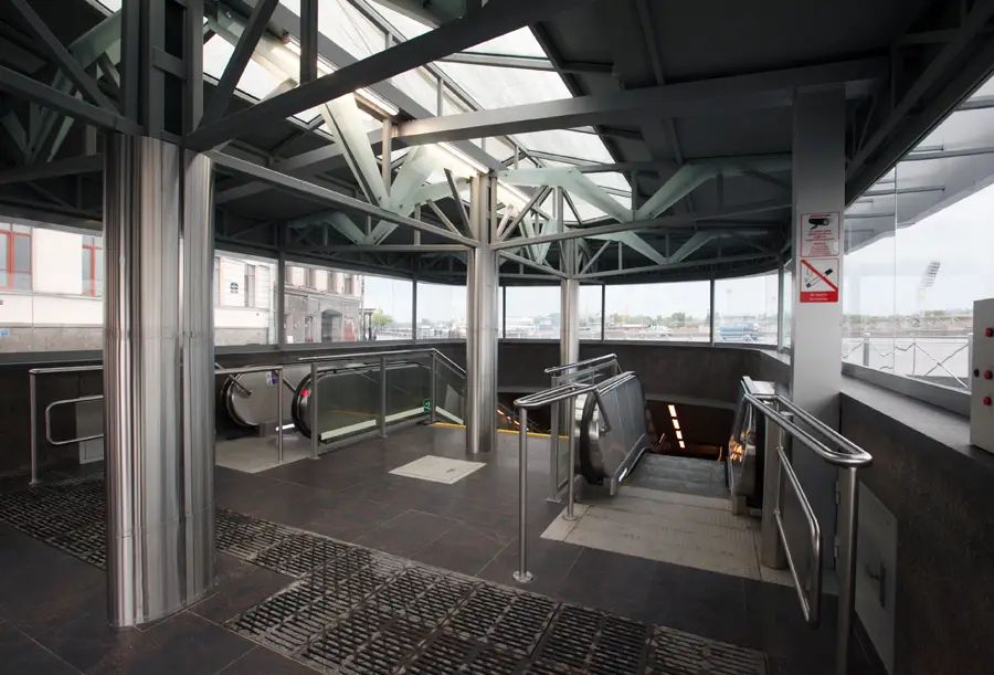 В Петербурге ввели в строй надземный вестибюль станции «Спортивная-2» с уникальным пешеходным тоннелем под Невой